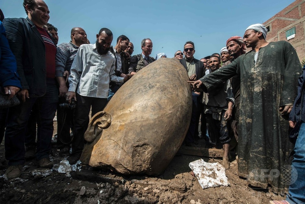 3千年前のファラオ像2体、カイロ住宅地で発掘 写真8枚 国際ニュース