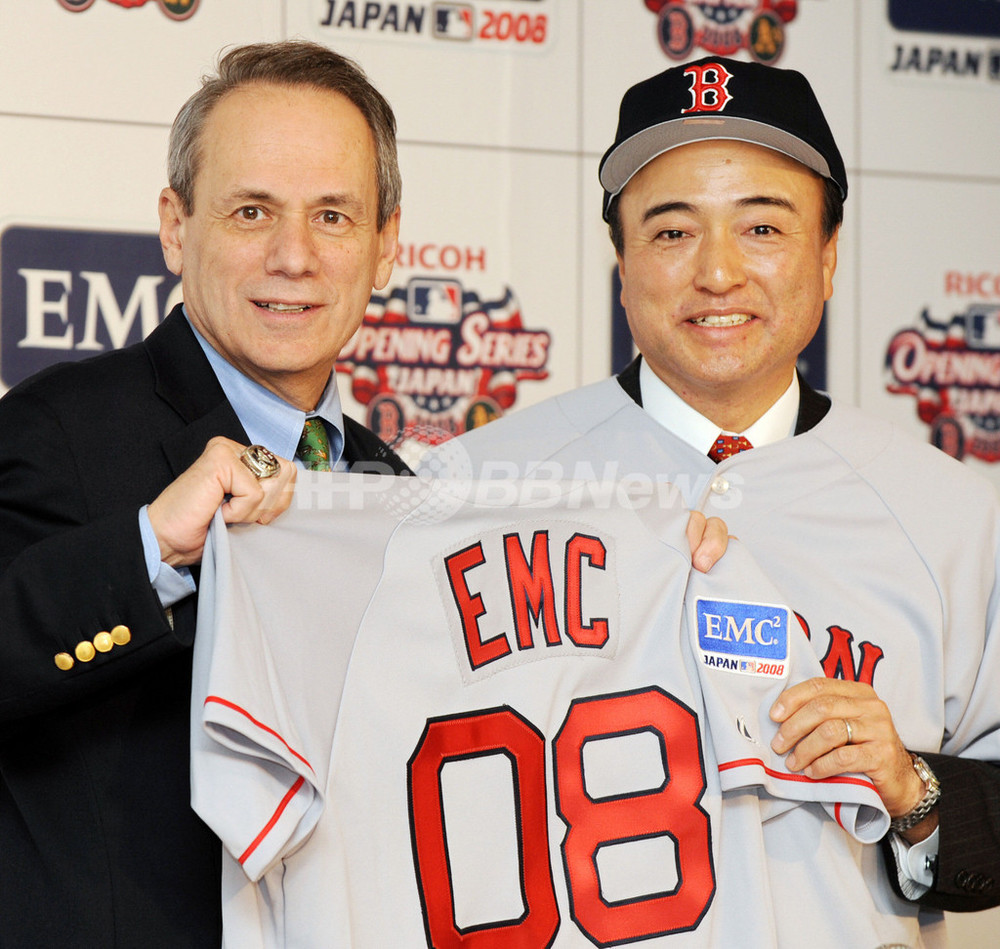 ボストン・レッドソックス 「EMC」のロゴ入り特注ユニフォームを発表