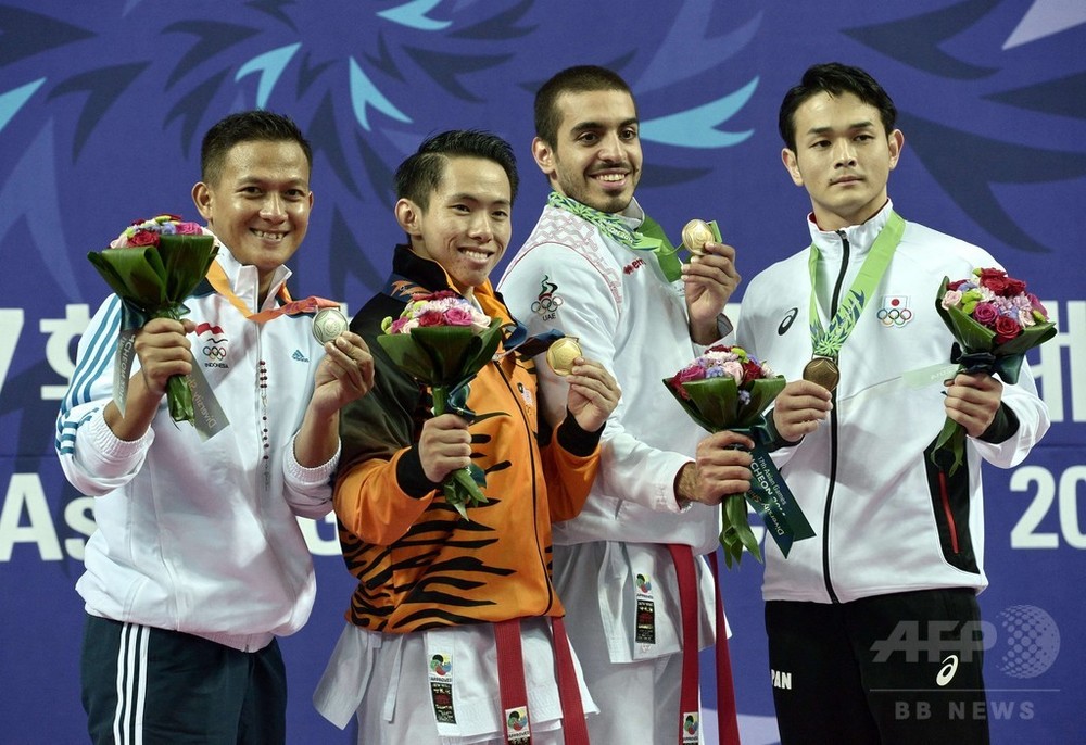 新馬場一世が男子空手形で銅メダル、アジア大会 写真1枚 国際ニュース