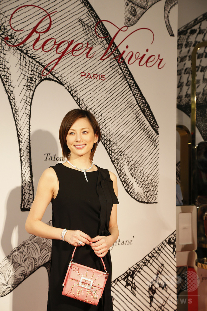 米倉涼子も愛用、「ロジェ ヴィヴィエ」回顧展24日まで