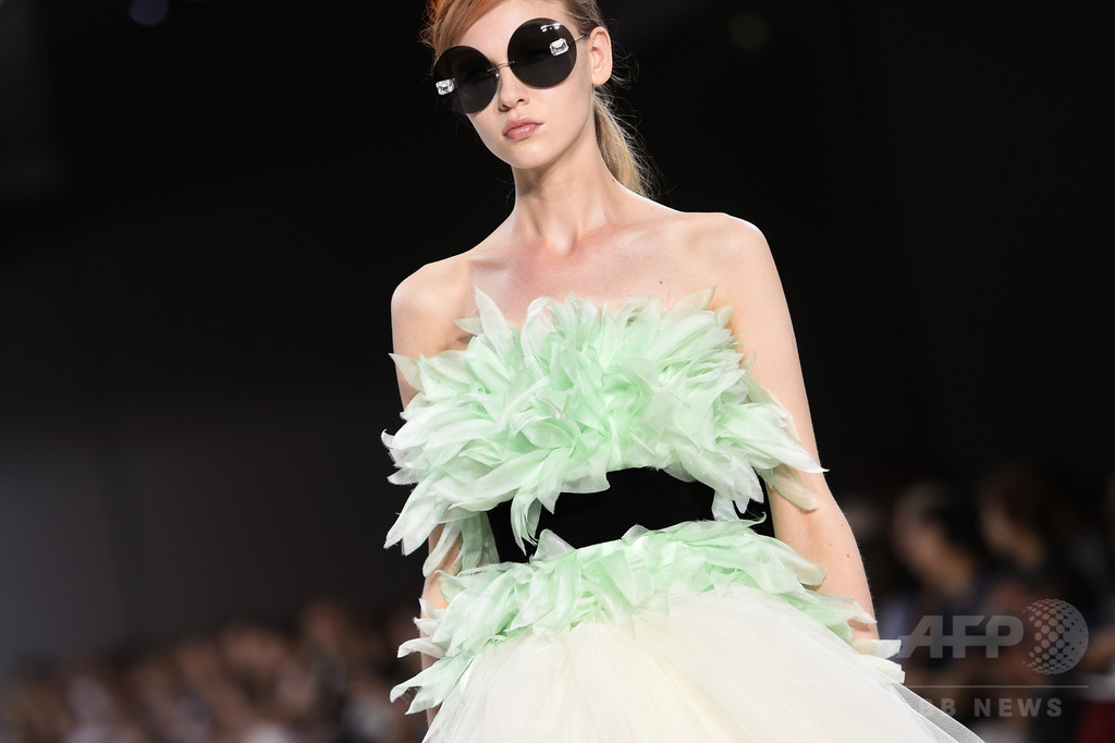 夢を運ぶロマンティックなドレス、「ジャンヴァティスタ・ヴァリ」15/16年秋冬オートクチュール