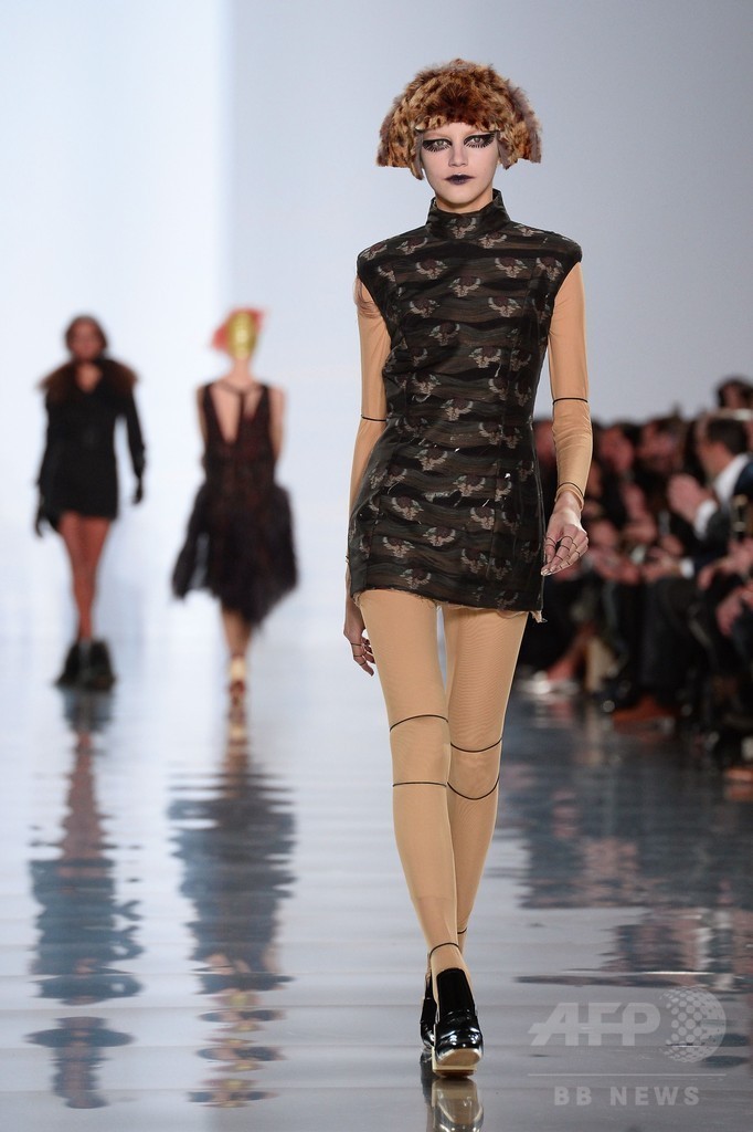 ピエロ風の奇抜なモデルでインパクト、「メゾン マルジェラ」15/16秋冬