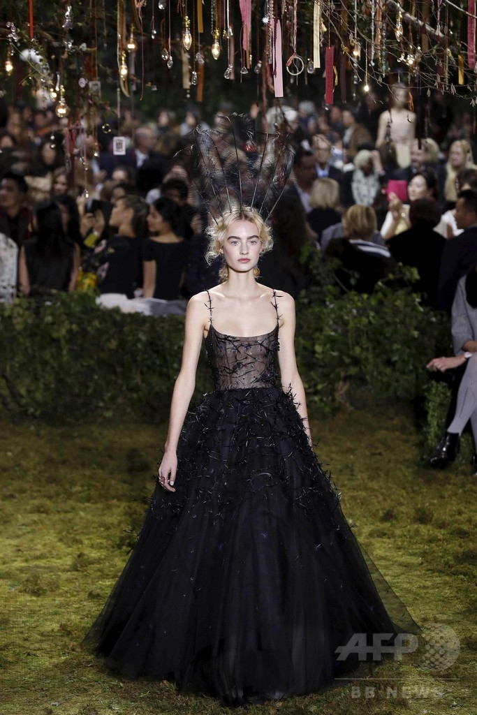 キウリによる初の「ディオール」オートクチュール、ファッション界から称賛