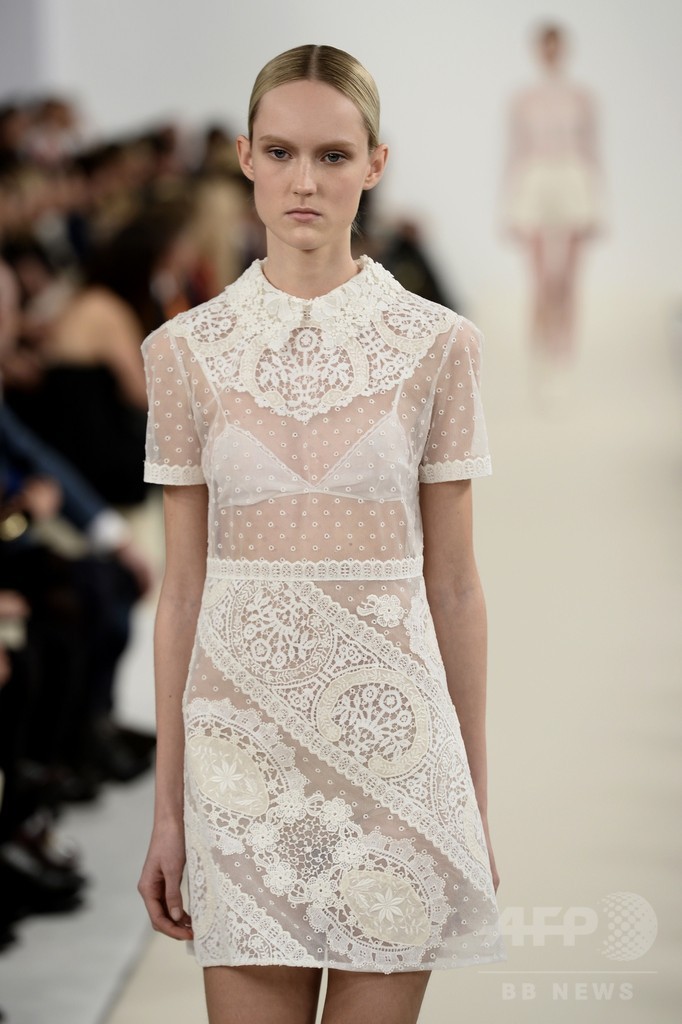 「ヴァレンティノ」、白一色のオートクチュール発表