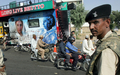 2007年10月19日に撮影された、カラチ（Karachi）の自爆攻撃が発生した際、ベナジル・ブット（Benazir Bhutto）元首相が乗っていた車両と、現場付近を警備する兵士。(c)AFP/Aamir QURESHI