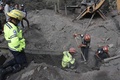 中米グラテマラの小さな町サンミゲルロスロテスで、行方不明者の捜索活動を行う消防隊（2018年6月6日撮影）。(c)AFP PHOTO / Johan ORDONEZ