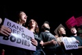 米連邦最高裁判所が、女性の人工妊娠中絶の権利を認める判決を覆す可能性が報じられた後、首都ワシントンの同裁前で中絶の権利を改めて訴える賛成派（2022年5月2日撮影）。(c)Stefani Reynolds / AFP