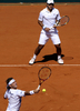 男子テニス、国別対抗戦のデビスカップ（Davis Cup 2012）は6日、ワールドグループ準々決勝が各地で行われ、アルゼンチンはクロアチアとの通算成績を2勝1敗とした。

アルゼンチンのダビド・ナルバンディアン（David Nalbandian）/エドゥアルド・シュワンク（Eduardo Schwank）組は3-6、7-6、6-3、6-7、8-6でクロアチアのマリン・チリッチ（Marin Cilic）/イボ・カルロビッチ（Ivo Karlovic）組に勝利した。

試合に臨むエドゥアルド・シュワンク（奥）とダビド・ナルバンディアン（2012年4月7日撮影）。(c)AFP/ALEJANDRO PAGNI