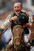 米国競馬のG1レース、第135回ケンタッキーダービー（%%135th Kentucky Derby%%、3歳、ダート10ハロン）がチャーチルダウンズ競馬場（Churchill Downs）で開催され、キャルヴィン・ボレル（%%Calvin Borel%%）騎手騎乗のマインザットバード（Mine That Bird）が、2着以下に6と3/4馬身差以上をつけて優勝した。写真はレースを制し歓喜するボレル騎手。（2009年5月2日撮影）(c)AFP/Getty Images/Jamie Squire