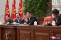 北朝鮮・平壌で開かれた朝鮮労働党中央委員会拡大総会に出席する金正恩（キム・ジョンウン）朝鮮労働党総書記（中央）。朝鮮中央通信（KCNA）提供（2022年12月28日撮影、29日提供）。(c)AFP PHOTO/KCNA VIA KNS