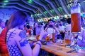 中国・山東省青島で開幕した青島ビールフェスティバルの様子（2020年8月1日撮影）。(c)STR / AFP