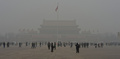 北京（Beijing）市内は30日もスモッグが垂れ込める1日となった。北京市当局は同日、スモッグへの緊急対策を実施するとともに、住民に屋内にとどまるよう呼びかけた。

写真は天安門広場（Tiananmen Square）を歩く人々（2013年1月30日撮影）。(c)AFP/Mark RALSTON