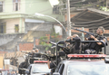ブラジル・リオデジャネイロ（Rio de Janeiro）北部のスラム街で、麻薬組織の制圧作戦に参加する警察官ら（2010年11月28日撮影）。(c)AFP/JEFFERSON BERNARDES