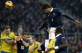 サッカー国際親善試合、フランス対スウェーデン。ヘディングシュートで先制点を決めるフランスのラファエル・バラン（Raphael Varane、右上、2014年11月18日撮影）。(c)AFP/FRANCK FIFE