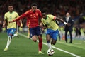 サッカー国際親善試合、スペイン対ブラジル。ボールを競るスペインのアルバロ・モラタ（左）とブラジルのビニシウス・ジュニオール（2024年3月26日撮影）。(c)Thomas COEX/ AFP
