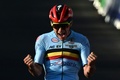 UCIロード世界選手権、エリート男子ロードレース。優勝を喜ぶレムコ・エベネプール（2022年9月25日撮影）。(c)WILLIAM WEST / AFP