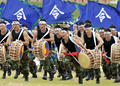 韓国・鶏龍（Gyeryong）の陸海空軍本部で前月29日、1日に61年を迎える「国軍の日（Armed Forces Day）」に向けたリハーサルが行われた。1950年～53年の朝鮮戦争で、韓国は1953年、北朝鮮と休戦協定を結んだが、法的には戦争状態にある。

写真は、鶏龍の陸海空軍本部で実施された「国軍の日」に向けたリハーサルで、伝統的な太鼓をたたく韓国軍兵士（2009年9月29日撮影）。(c)AFP/JUNG YEON-JE