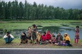 バングラデシュ・ウキアで、路上脇に座り込むロヒンギャ難民たち（2017年9月28日撮影）。(c)AFP/FRED DUFOUR