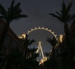 米ネバダ（Nevada）州ラスベガス（Las Vegas）にオープンした高さ世界一の観覧車「ハイローラー（High Roller）」（2014年4月11日撮影）。(c)AFP/JOE KLAMAR