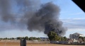 ギリシャ軍のF16戦闘機が墜落し黒煙が上がるスペイン南東部にある空軍基地（2015年1月26日撮影）。(c)AFP/JOSEMA MORENO