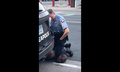 米ミネソタ州ミネアポリスで、警官の膝で首を押さえつけられるジョージ・フロイドさん（2020年5月25日撮影）。(c)AFP PHOTO / Facebook / Darnella Frazier