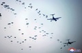 北朝鮮の非公開の場所で訓練を行う朝鮮人民軍の空挺部隊。朝鮮中央通信（KCNA）提供（2024年3月15日撮影、同16日公開）。(c)AFP PHOTO/KCNA VIA KNS