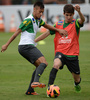 サッカーブラジル代表のネイマール（Neymar da Silva Santos Junior）が、5年契約を結んだばかりのスペイン1部リーグ、FCバルセロナ（FC Barcelona）との入団会見を6月3日に行う前に、1日にリオデジャネイロ（Rio de Janeiro）で行われるブラジル対イングランドの国際親善試合に出場することが明らかになった。

リオデジャネイロで行われたブラジル代表のトレーニングでオスカル（Oscar dos Santos Emboaba Junior、右）とボールを競るネイマール（Neymar da Silva Santos Junior、2013年5月29日撮影）。(c)AFP/VANDERLEI ALMEIDA