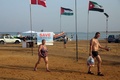 ヨルダンからからイスラエルまで死海を泳いで渡るイベントのゴール地点の海岸を歩く人たち（2016年11月15日撮影）。(c)AFP/Gali TIBBON
