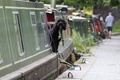 英ロンドンのリージェンツ運河で、岸に係留された船（2015年5月28日撮影）。(c)AFP/JUSTIN TALLIS