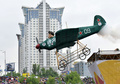ウクライナの首都キエフ（Kiev）で2日、レッドブル（Red Bull）が主催する自作人力飛行機の大会「レッドブル・フライトデー」が実施された。大会には約35チームが参加し、思い思いに手作りしたユニークな人力飛行機で、水めがけて飛び込んだ。

写真は離陸する瞬間の飛行機（2013年6月2日撮影）。(c)AFP/SERGEI SUPINSKY