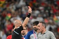 サッカーW杯カタール大会、グループH、韓国対ガーナ。試合後にレッドカードを提示される韓国のパウロ・ベント監督（右、2022年11月28日撮影）。(c)JUNG Yeon-je / AFP