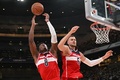22-23NBAプレシーズンゲーム、ワシントン・ウィザーズ対ゴールデンステイト・ウォリアーズ。リバウンドを狙うワシントン・ウィザーズの八村塁（左、2022年9月30日撮影）。(c)Philip FONG / AFP