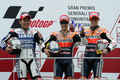 世界ロードレース選手権（WGP 2012）第18戦バレンシアGP、MotoGPクラス決勝。表彰式に臨む（左から）ヤマハ・ファクトリー（Yamaha Factory）の中須賀克行（Katsuyuki Nakasuga、）、レプソル・ホンダ（Repsol Honda）のダニ・ペドロサ（Dani Pedrosa）、レプソル・ホンダのケーシー・ストーナー（Casey Stoner、2012年11月11日撮影）。(c)AFP/JAVIER SORIANO