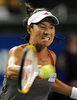 女子テニス、東レ・パンパシフィック・オープン（%%Toray Pan Pacific Open 2009%%）シングルス1回戦。クルム伊達公子（%%Kimiko Date Krumm%%、日本）は、アレクサンドラ・ウズニアッキ（%%Aleksandra Wozniak%%、カナダ）と対戦。クルム伊達は7-5、6-7、4-6で敗れ、初戦敗退となった。

　27日の韓国オープン（%%Hansol Korea Open 2009%%）シングルス決勝でアナベル・メディナ・ガリゲス（%%Anabel Medina Garrigues%%、スペイン）を下し、13年ぶりにツアー優勝を果たしたクルム伊達は、ウズニアッキに敗れ、39歳の誕生日を白星で飾ることができなかった。写真はボールを打ち返すクルム伊達公子。（2009年9月28日撮影）(c)AFP/Toru YAMANAKA
