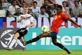 サッカーU-21欧州選手権決勝、スペイン対ドイツ。クロスを送るドイツのルーカス・クロステアマン（左、2019年6月30日撮影）。(c)Miguel MEDINA / AFP