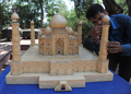インドのアーメダバード（Ahmedabad）で、マッチ棒7万5000本で作ったタージマハル（Taj Mahal）の模型を仕上げるアーティストのシェイク・サリムバイ（Shaikh Salimbhai）氏（2011年10月9日撮影）。(c)AFP