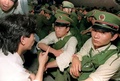 1989年の天安門事件の前日、中国・北京市内で民主化を求めて兵士と対峙（たいじ）する学生（1989年6月3日撮影）。(c)CATHERINE HENRIETTE / AFP
