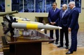 ロシア・トゥーラにあるKBP器械設計局傘下の機械工場を視察するウラジーミル・プーチン大統領（2022年12月23日撮影）。(c)SPUTNIK / AFP
