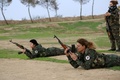 トルコ国境に近いシリアの町カタニヤで、ISと戦うシリア語系キリスト教徒の女性民兵組織、「二つの川の間の土地を守る女性防衛部隊」の訓練キャンプに参加するメンバーたち（2015年12月1日撮影）。(c)AFP/DELIL SOULEIMAN
