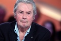 仏俳優アラン・ドロン。パリのテレビ局カナル・プリュスのスタジオで（2012年12月10日撮影）。(c)AFP/THOMAS SAMSON