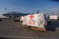 北京首都国際空港で積み込まれる中国政府の緊急救援物資の第1陣（2025年3月31日撮影）。(c)Xinhua News