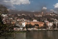 マダガスカルの首都アンタナナリボ（Antananarivo）の空を覆うイナゴの大群（2014年8月28日撮影）。(c)AFP/RIJASOLO