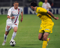 08-09フランスリーグ1第35節、オリンピック・リヨン（%%Olympique Lyon%%）対ナント（%%FC Nantes%%）。試合はリヨンが3-0で勝利した。写真はロイク・ギヨン（%%Loic Guillon%%）にドリブルを仕掛けるリヨンのカリム・ベンゼマ（%%Karim Benzema%%、左）。（2009年5月12日撮影）(c)AFP/PHILIPPE MERLE