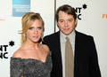 ニューヨーク（New York）で開催中の「2008トライベッカ映画祭（2008 Tribeca Film Festival）」で行われた映画『Finding Amanda』のプレミア上映会に登場した、女優のブリタニー・スノウ（Brittany Snow、左）とマシュー・ブロデリック（Matthew Broderick）（2008年4月29日撮影）。(c)AFP/Getty Images/Stephen Lovekin