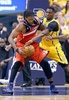 13-14NBAプレーオフ・イースタンカンファレンス準決勝（7回戦制）、インディアナ・ペイサーズ（Indiana Pacers）対ワシントン・ウィザーズ（Washington Wizards）第1戦。ワシントン・ウィザーズのネネ・ヒラリオ（Nene Hilario）とボールを競るインディアナ・ペイサーズのイアン・マイミ（Ian Mahinmi、2014年5月5日撮影）。(c)AFP/Getty Images/Andy Lyons
