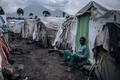 コンゴ民主共和国・ゴマ郊外にある国内避難民キャンプにいる男性（2023年10月2日撮影）。(c)ALEXIS HUGUET / AFP