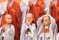 韓国・ソウル（Seoul）の曹渓寺（Chogye Temple）で3日、釈迦（しゃか）の誕生日を前に、子どもたちが頭を丸める行事が開かれた。韓国での今年の釈迦誕生日は、満月の17日に祝われる（2013年5月3日撮影）。(c)AFP/KIM JAE-HWAN