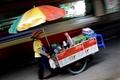 タイ・バンコクで屋台を押す女性（2010年3月3日撮影）。(c)AFP/Christophe ARCHAMBAULT