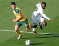 2010年サッカーW杯南アフリカ大会・1次リーグD組、ガーナ対オーストラリア。ガーナのリー・アディ（%%Lee Addy%%）とボールを競り合うオーストラリアのハリー・キューウェル（左）。（2010年6月19日撮影）(c)AFP/GABRIEL BOUYS