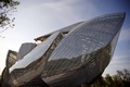 パリ（Paris）のブローニュの森（Bois de Boulogne）の森に建設された「ルイ・ヴィトン　ファウンデーション（Fondation Louis Vuitton）」の外観の一部（2014年4月10日撮影）。(c)AFP/FRANCK FIFE